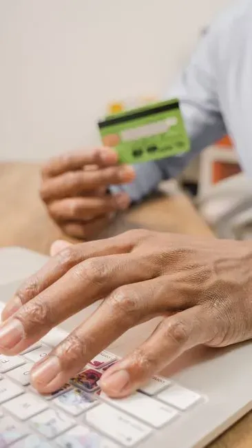 5. Disputing a charge with the credit card company instead of the restaurant (Image Credits: Pexels)