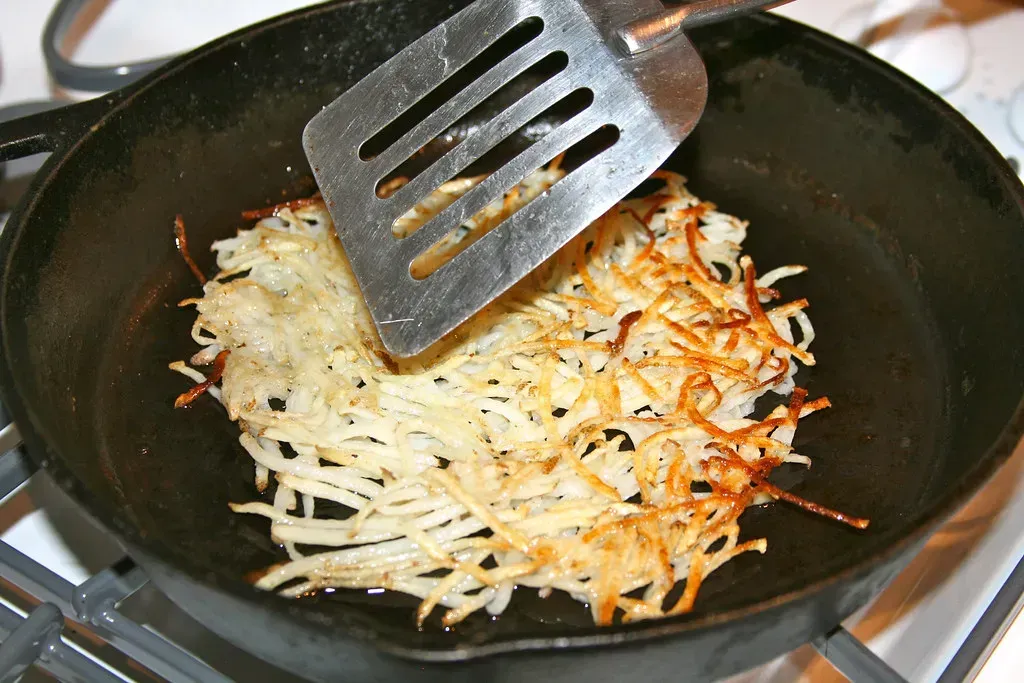 Hand-Cut Hash Browns (cheeseslave, Flickr, <a href="https://creativecommons.org/licenses/by/2.0/" target="_blank" rel="noopener">CC BY 2.0</a>)