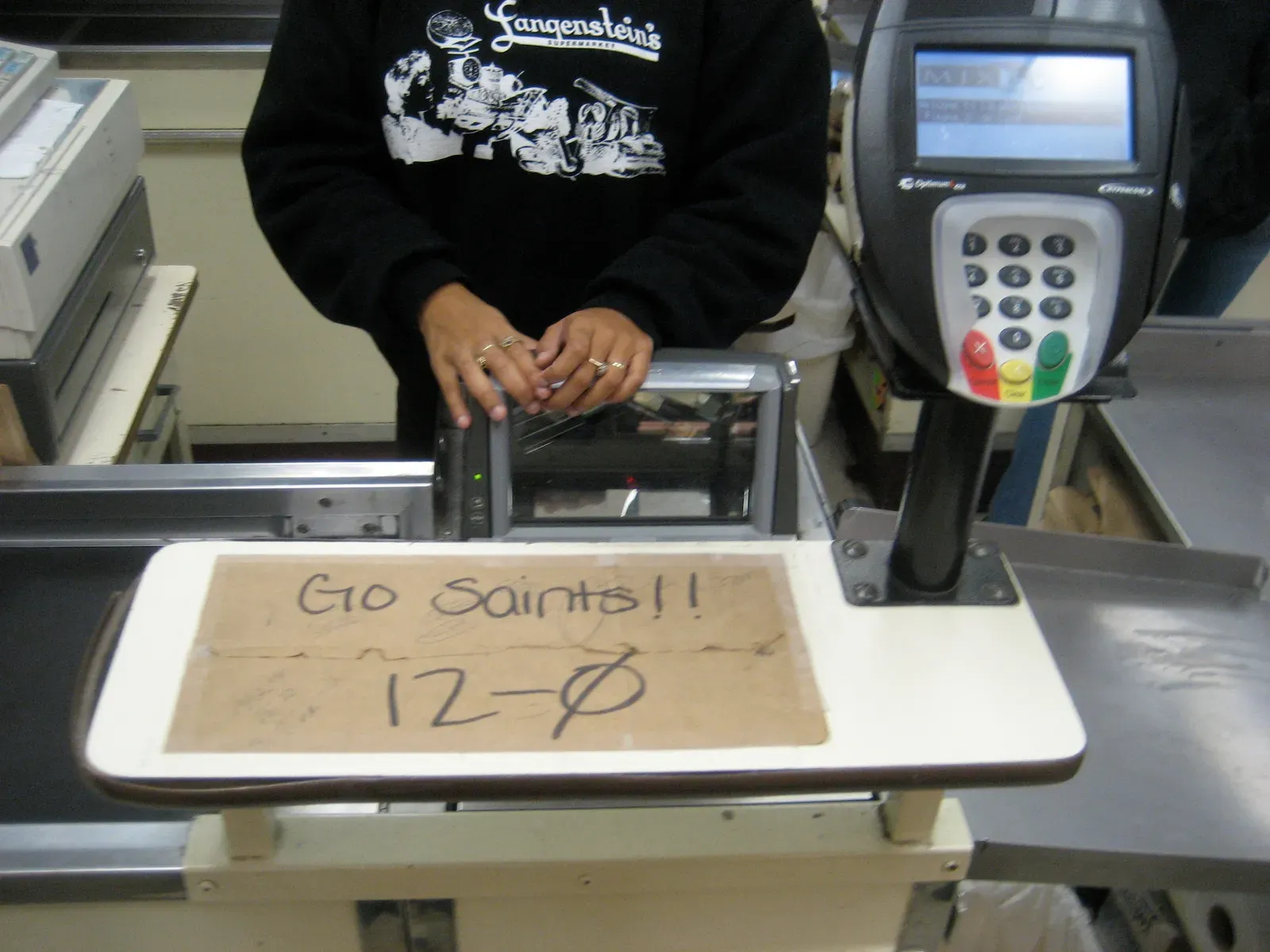 2. Splitting one purchase into multiple separate transactions (Photo by Infrogmation, <a href="https://commons.wikimedia.org/w/index.php?curid=8721186" target="_blank" rel="noopener">CC BY-SA 2.5</a>)
