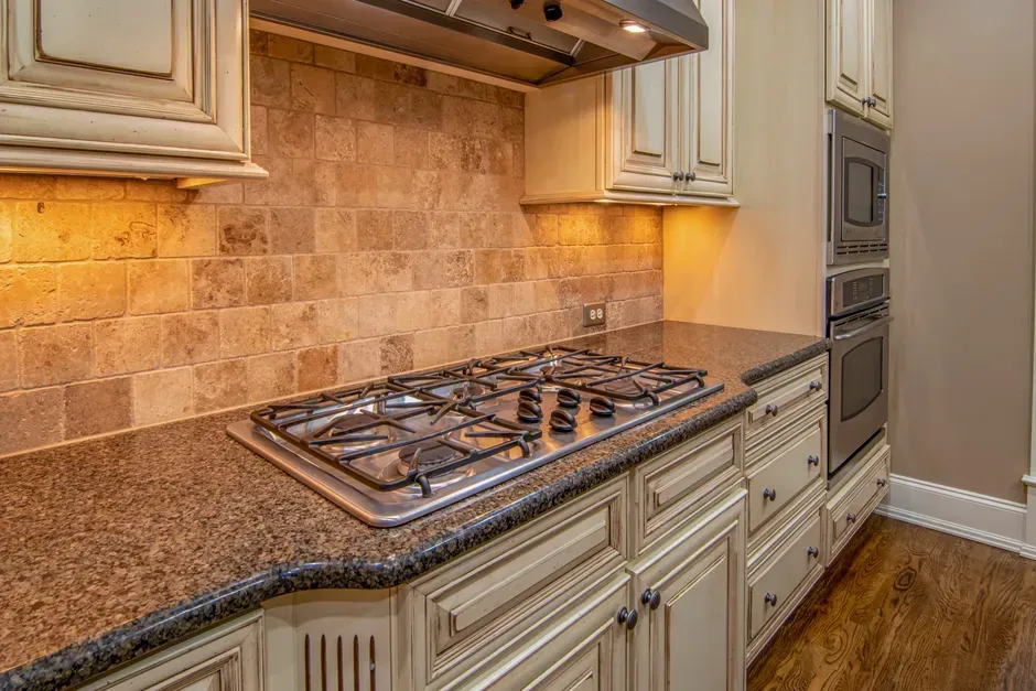 Backsplashes are climbing higher up the wall (Image Credits: Pexels)