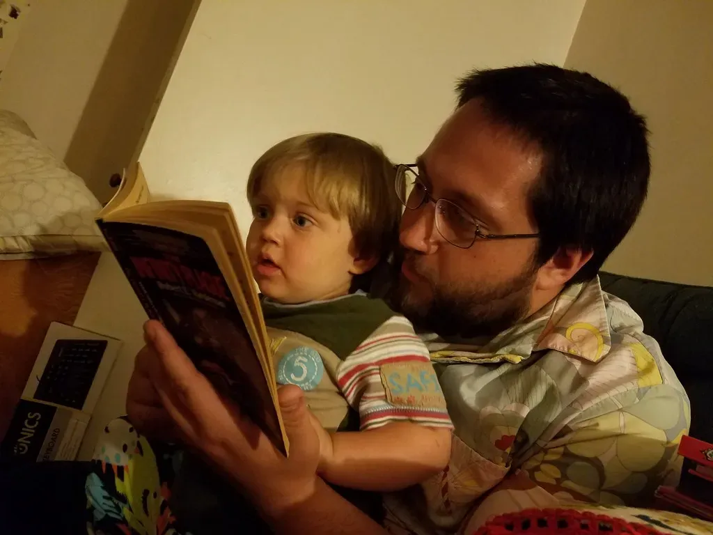 2. Read together before bed, even one short book (quinn.anya, Flickr, <a href="https://creativecommons.org/licenses/by-sa/2.0/" target="_blank" rel="noopener">CC BY-SA 2.0</a>)