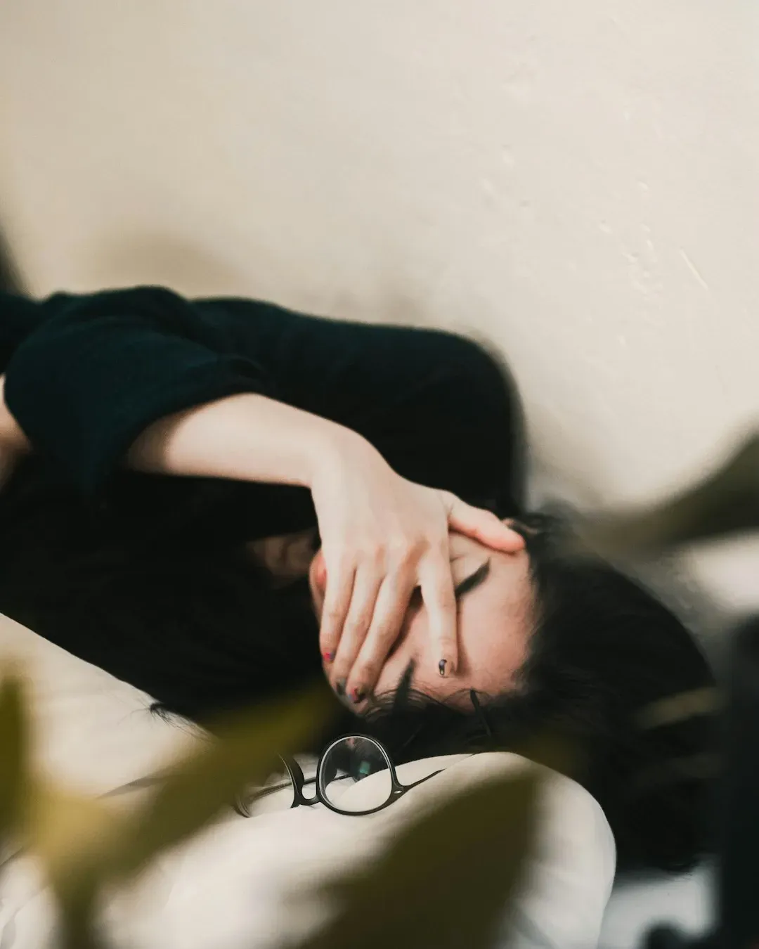 2. Your Self-Control Crumbles Predictably in the Evening (Image Credits: Unsplash)
