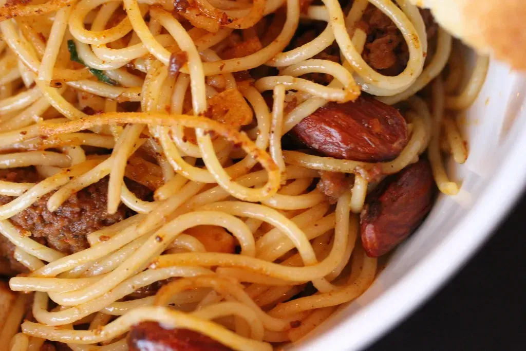 Toasted broken spaghetti with beans and parmesan (TheHungryDudes, Flickr, <a href="https://creativecommons.org/licenses/by/2.0/" target="_blank" rel="noopener">CC BY 2.0</a>)