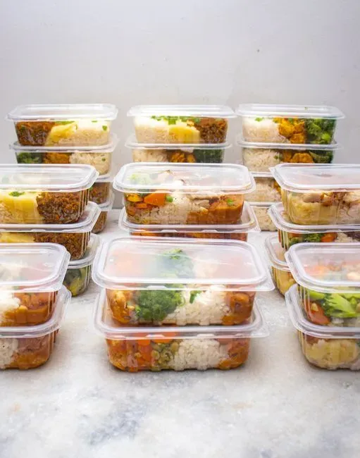 5. Boxing up food that was never meant to travel (Image Credits: Pexels)
