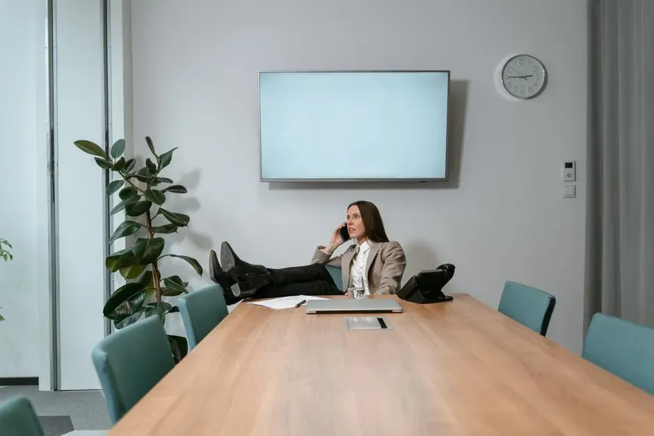 6. Using Speakerphone in Public Spaces (Image Credits: Pexels)