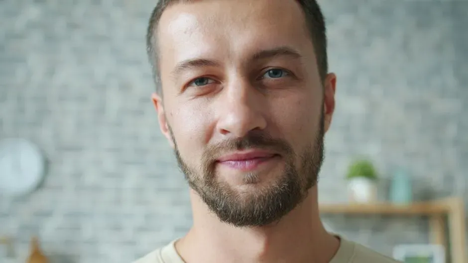 Holding real eye contact in conversation (Image Credits: Pexels)