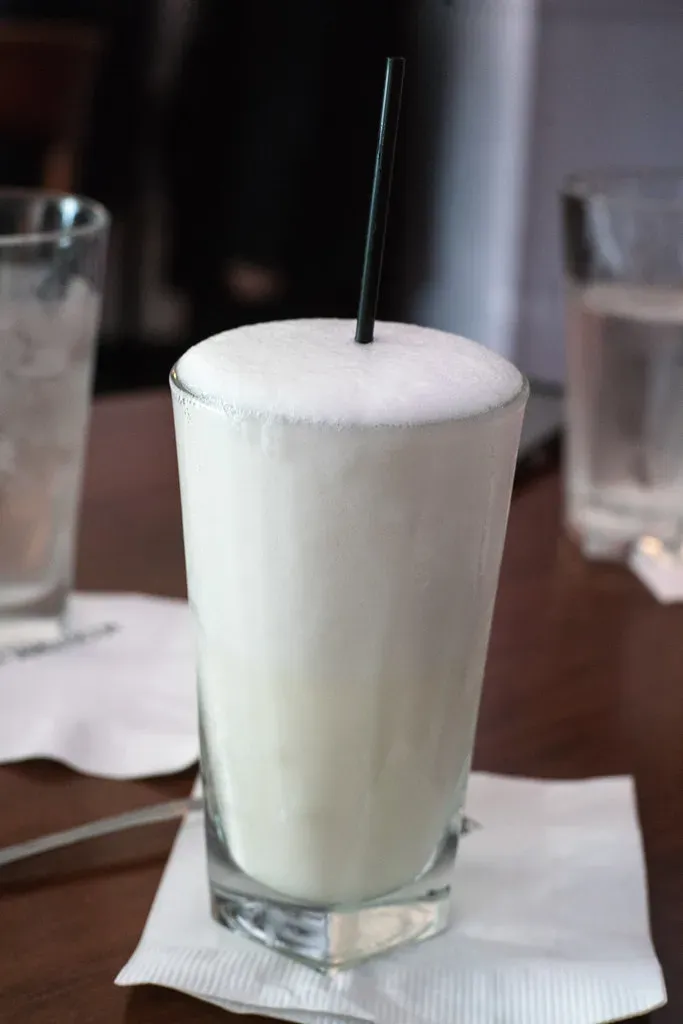 The Ramos Gin Fizz on a Busy Night (Edsel L, Flickr, <a href="https://creativecommons.org/licenses/by-sa/2.0/" target="_blank" rel="noopener">CC BY-SA 2.0</a>)