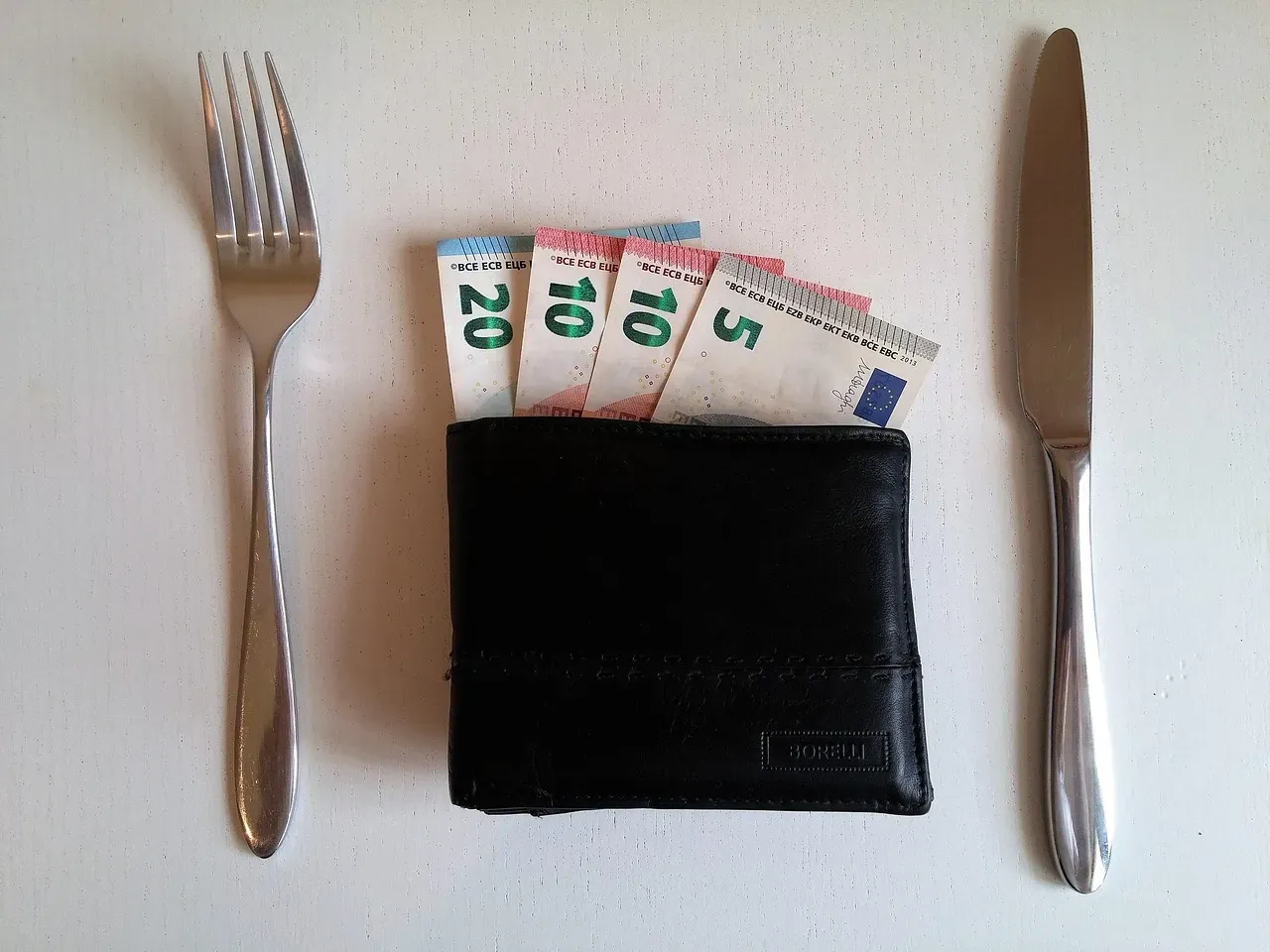 11. Tipping Generously at New Spots But Skimping at Old Favorites (Image Credits: Pixabay)