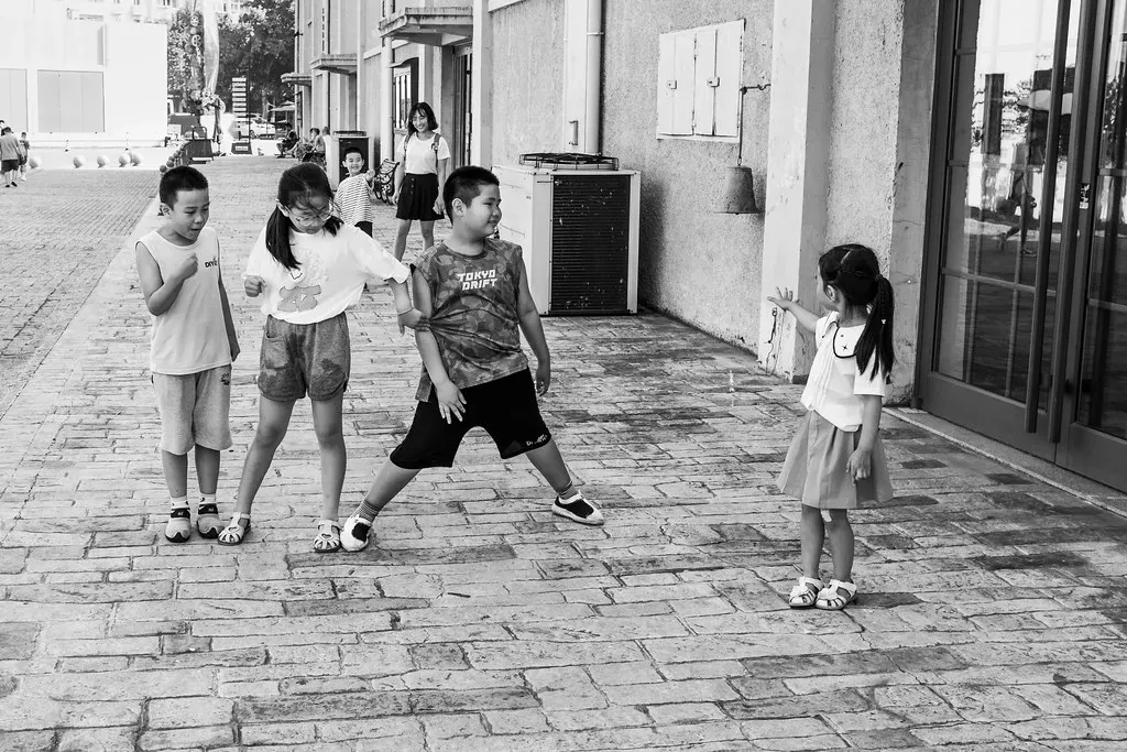 9. Play outside until you are called in, not a minute sooner (Gauthier 郭天, Flickr, <a href="https://creativecommons.org/licenses/by/2.0/" target="_blank" rel="noopener">CC BY 2.0</a>)