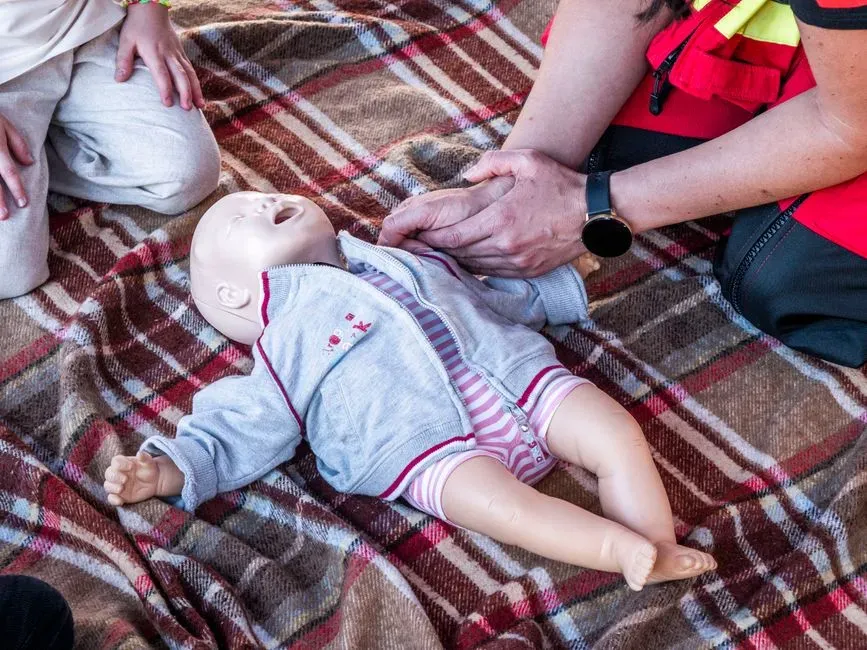 4. Handling minor injuries without panicking (Image Credits: Pexels)