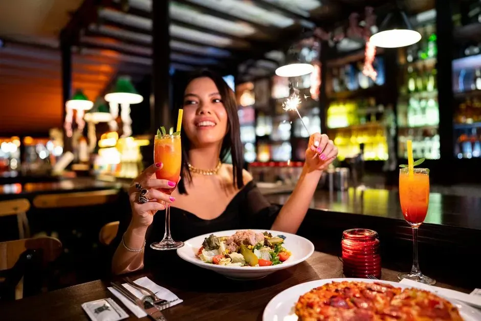 6. Requesting extra freebies to build their own drinks or sides (Image Credits: Pexels)