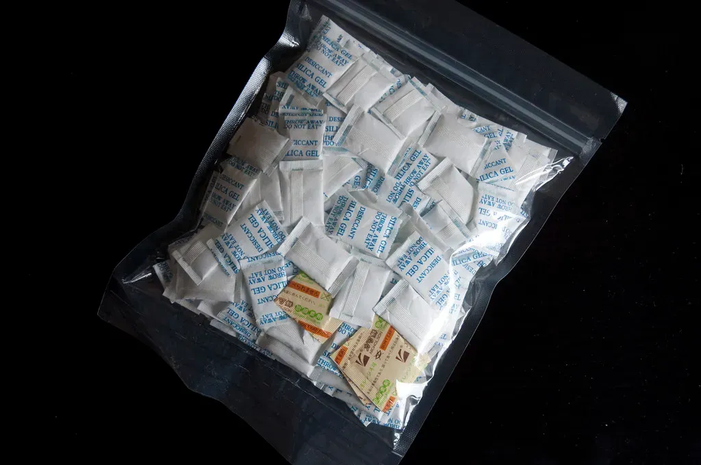Silica Gel Packets (kodamapixel, Flickr, <a href="https://creativecommons.org/licenses/by-sa/2.0/" target="_blank" rel="noopener">CC BY-SA 2.0</a>)