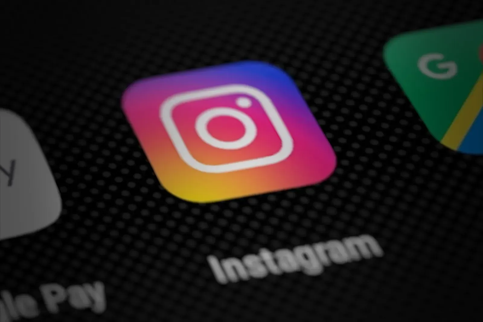 7. Different platforms produce different jealousy patterns (Instagram app icon on smartphone screen (perspective render), <a href="https://commons.wikimedia.org/w/index.php?curid=97404627" target="_blank" rel="noopener">CC BY 2.0</a>)