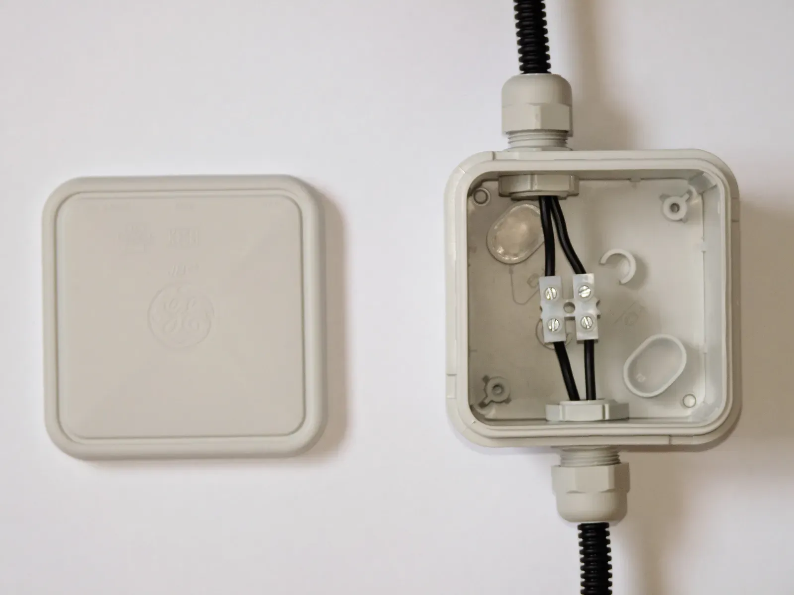 3. Outdoor Romex Cable Runs (By Dmitry G, <a href="https://commons.wikimedia.org/w/index.php?curid=11026257" target="_blank" rel="noopener">CC BY-SA 3.0</a>)