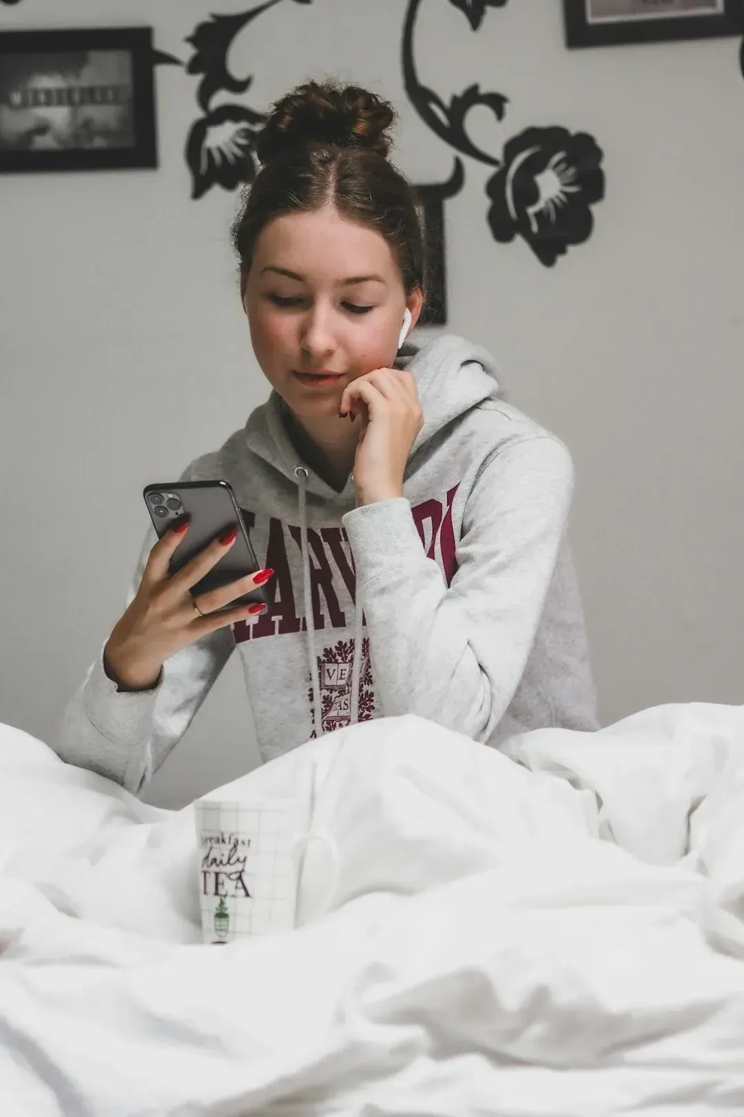 The Morning Phone Habit That Sets a Stressful Tone (Image Credits: Unsplash)