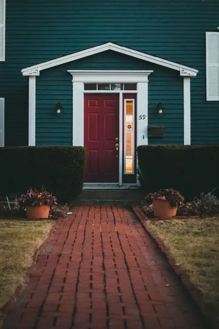 The digital curb appeal buyers see before they ever visit (Image Credits: Pexels)