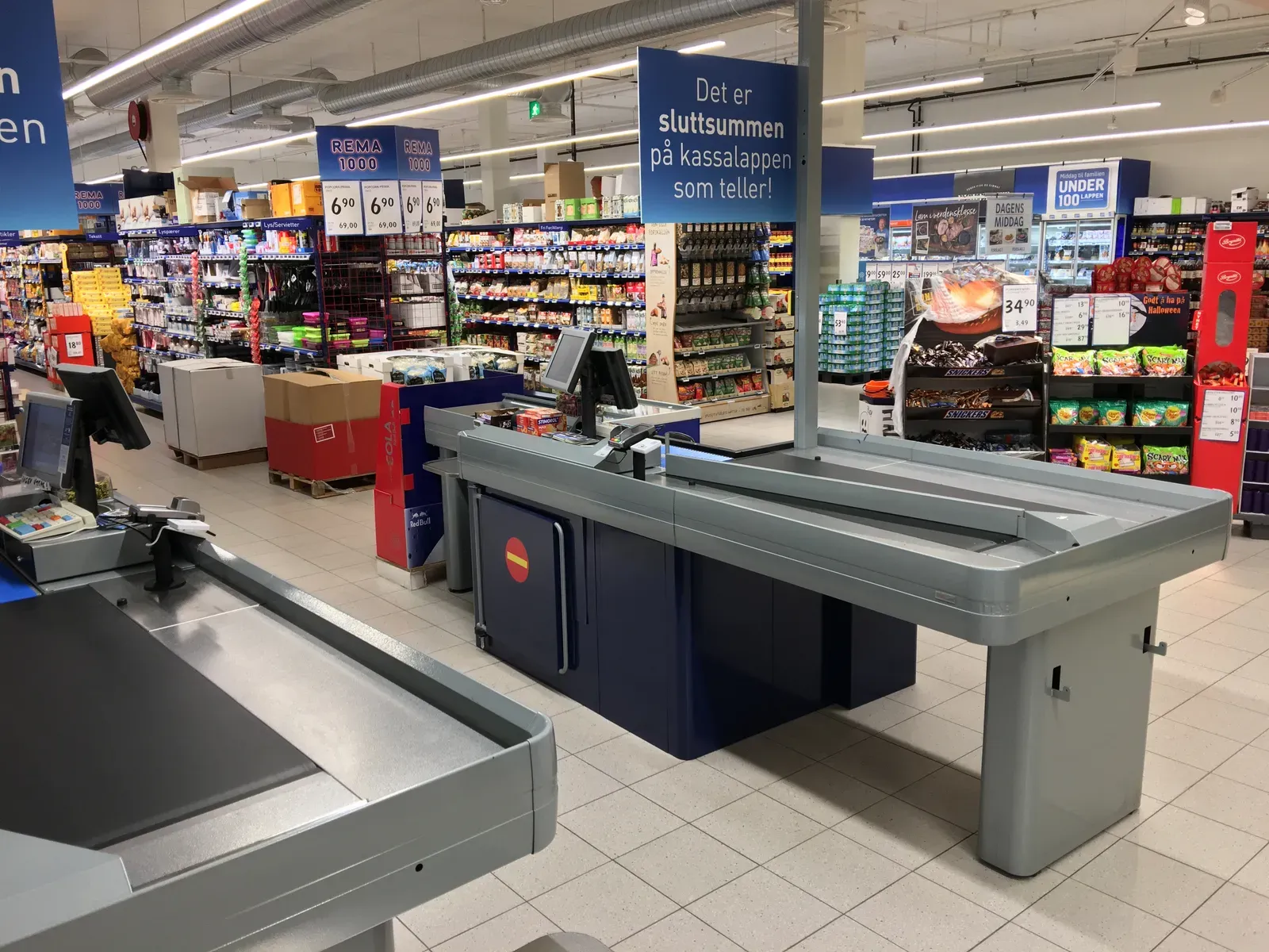 2. Quietly charging you a different price than the shopper next to you (By Wolfmann, <a href="https://commons.wikimedia.org/w/index.php?curid=63916501" target="_blank" rel="noopener">CC BY-SA 4.0</a>)