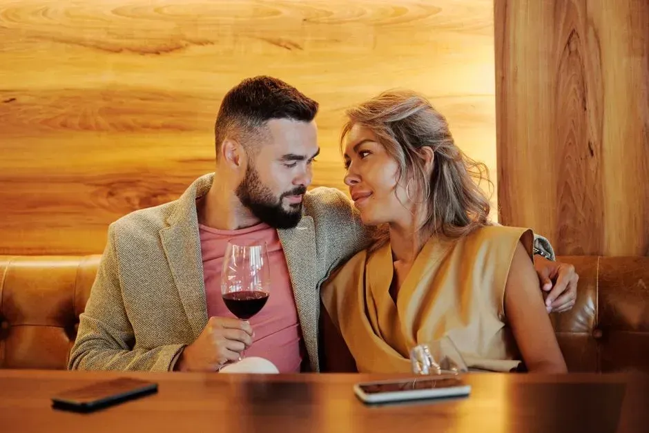 5. Venting extensively about past relationships early on (Image Credits: Pexels)