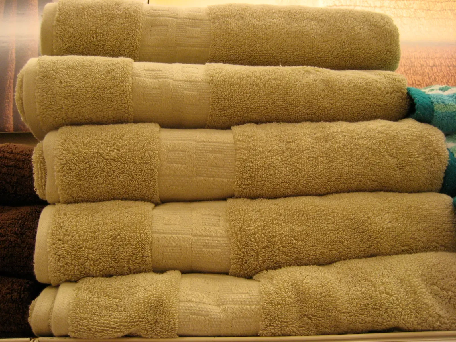 12. The "Guest Towels" That Nobody Can Use (Image Credits: Guest Room Towel, <a href="https://commons.wikimedia.org/w/index.php?curid=23356558" target="_blank" rel="noopener">CC BY-SA 2.0</a>)