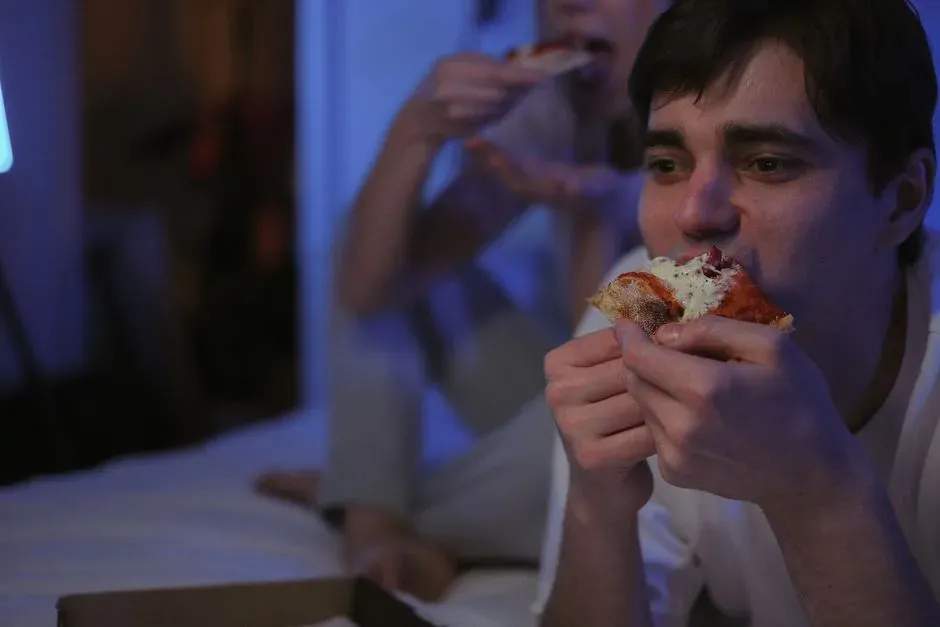8. Eating Late at Night Causes Weight Gain (Image Credits: Pexels)