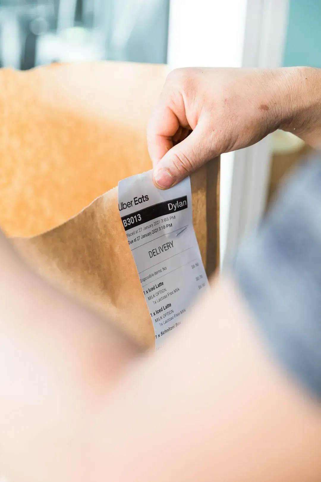 10. Insisting on paying the entire bill despite repeated objections (Image Credits: Unsplash)