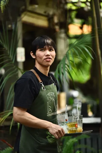 What Emotional Labor Costs Waiters (Image Credits: Pexels)