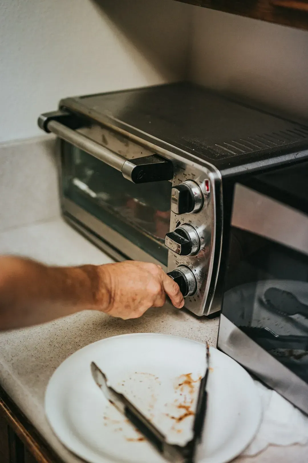 2. Reheating in the microwave without stirring or rotating (Image Credits: Unsplash)