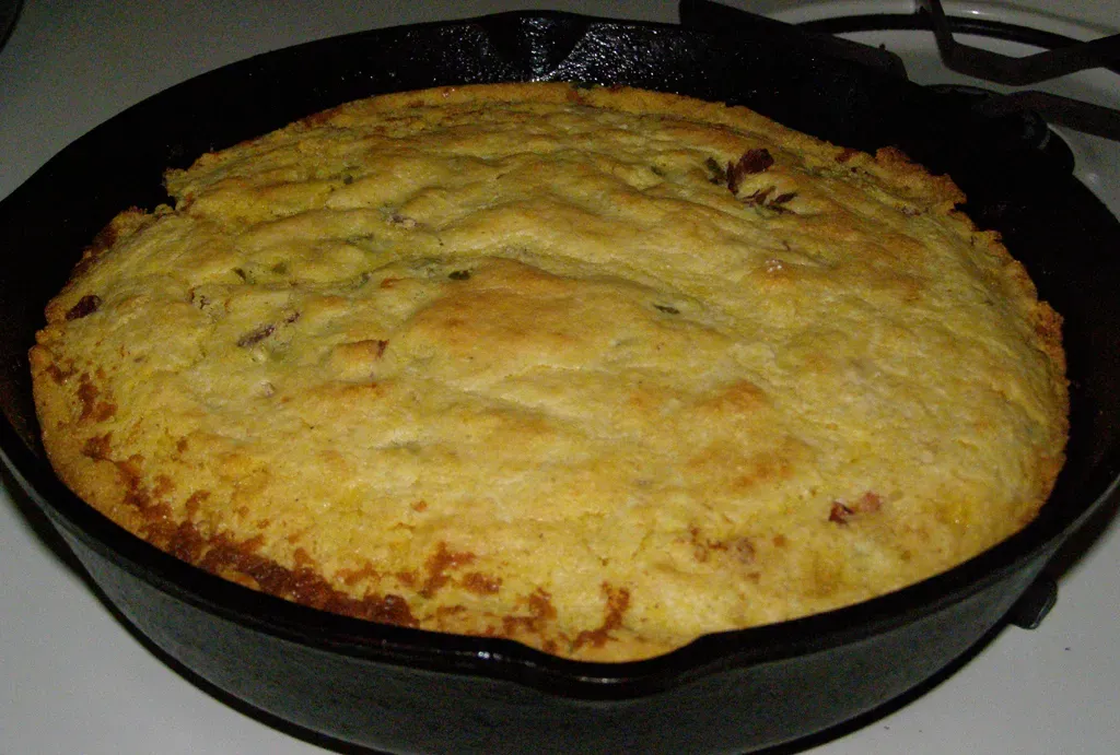 8. Cornbread Made in a Skillet (By Zankopedia, <a href="https://commons.wikimedia.org/w/index.php?curid=15797335" target="_blank" rel="noopener">CC BY-SA 3.0</a>)