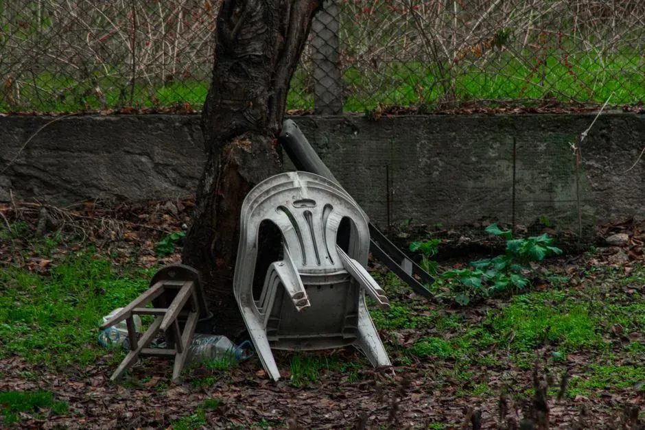 9. Trash, broken furniture, and general yard clutter (Image Credits: Pexels)