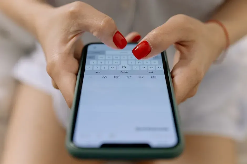 3. Responses That Consistently Arrive Hours or Days Later, Without Explanation (Image Credits: Pexels)