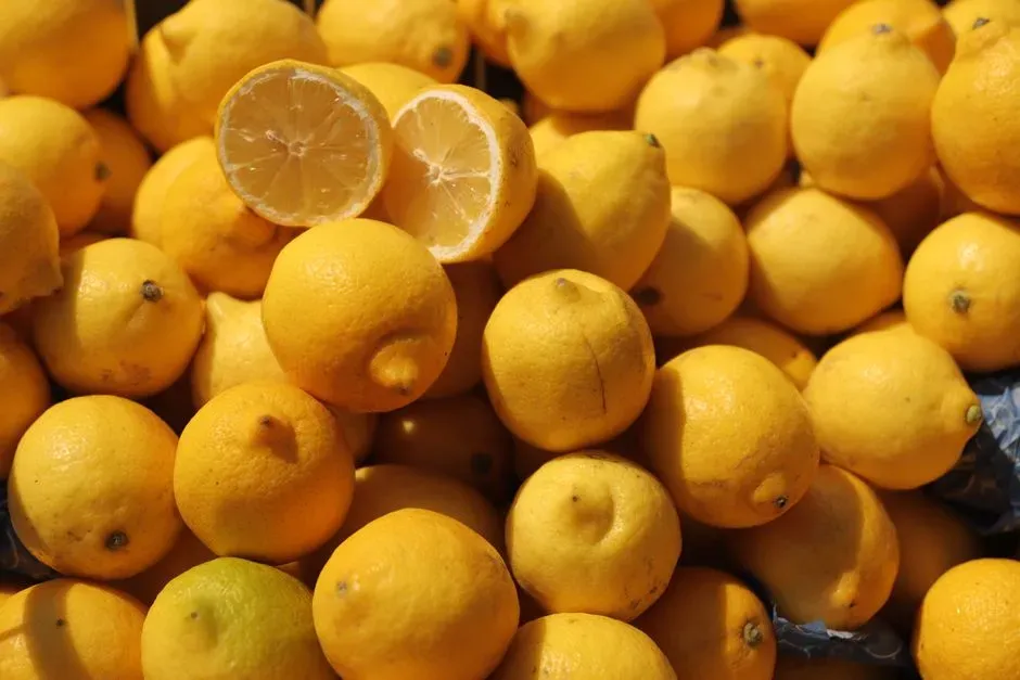 2. Bottled lemon or lime juice (Image Credits: Pexels)