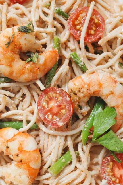 3. Garlic butter shrimp pasta (Image Credits: Pexels)
