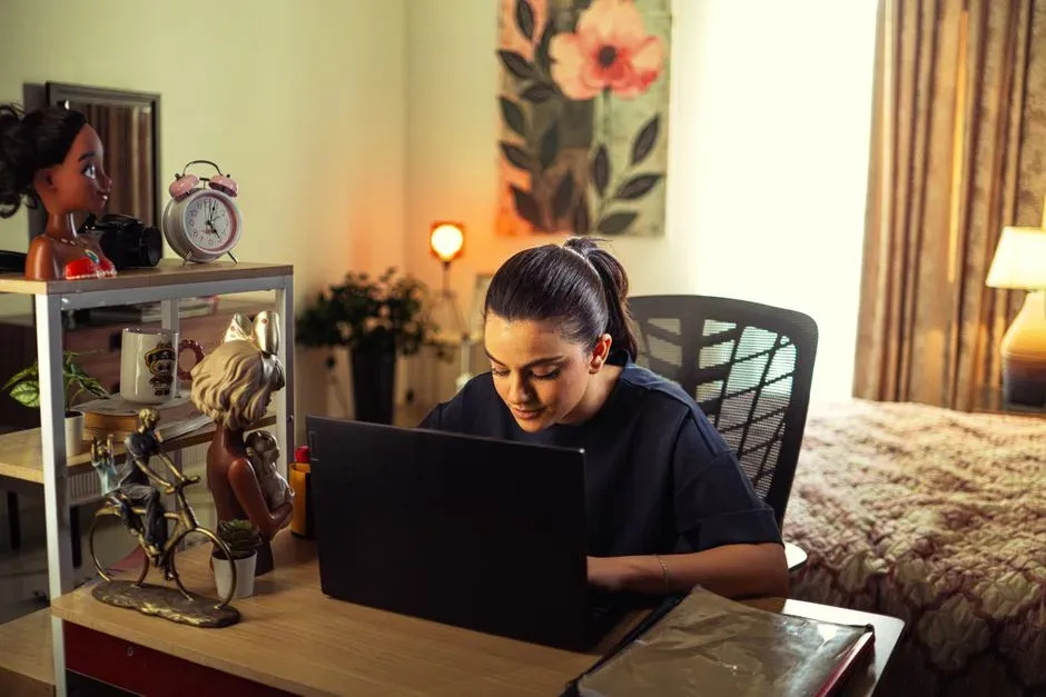 5. Setting and Holding Boundaries Around Work Time (Image Credits: Pexels)