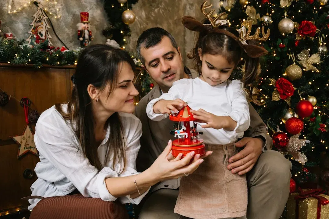Navigating gifts for stepchildren versus biological children (Image Credits: Unsplash)