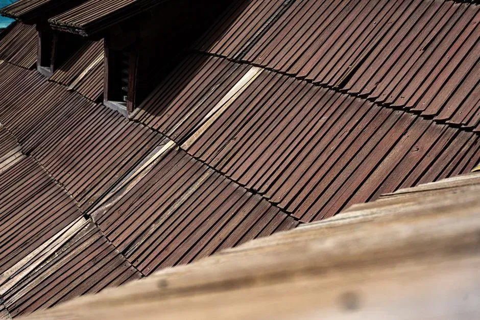 Wood shake, the material I'd steer clear of on my own roof (Image Credits: Pexels)