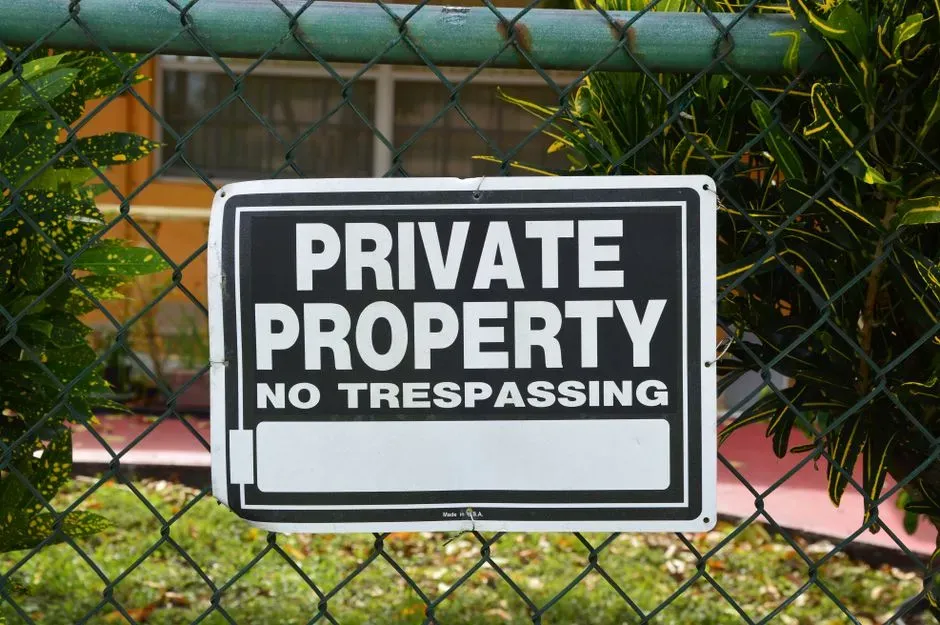 3. Ignoring the Property Line in Subtle Ways (Image Credits: Pexels)