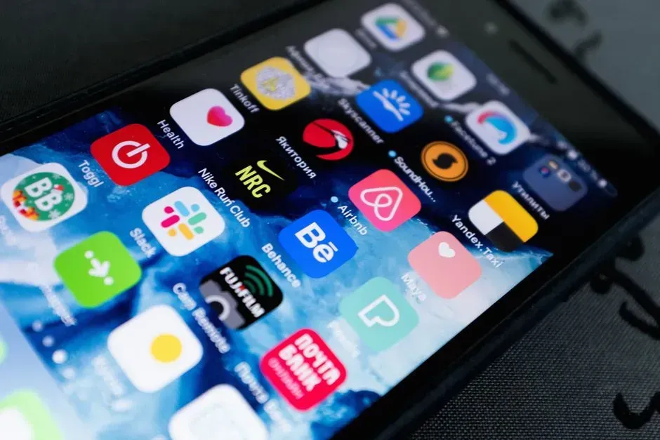Neighborhood apps are pushing people back outside (Image Credits: Pexels)