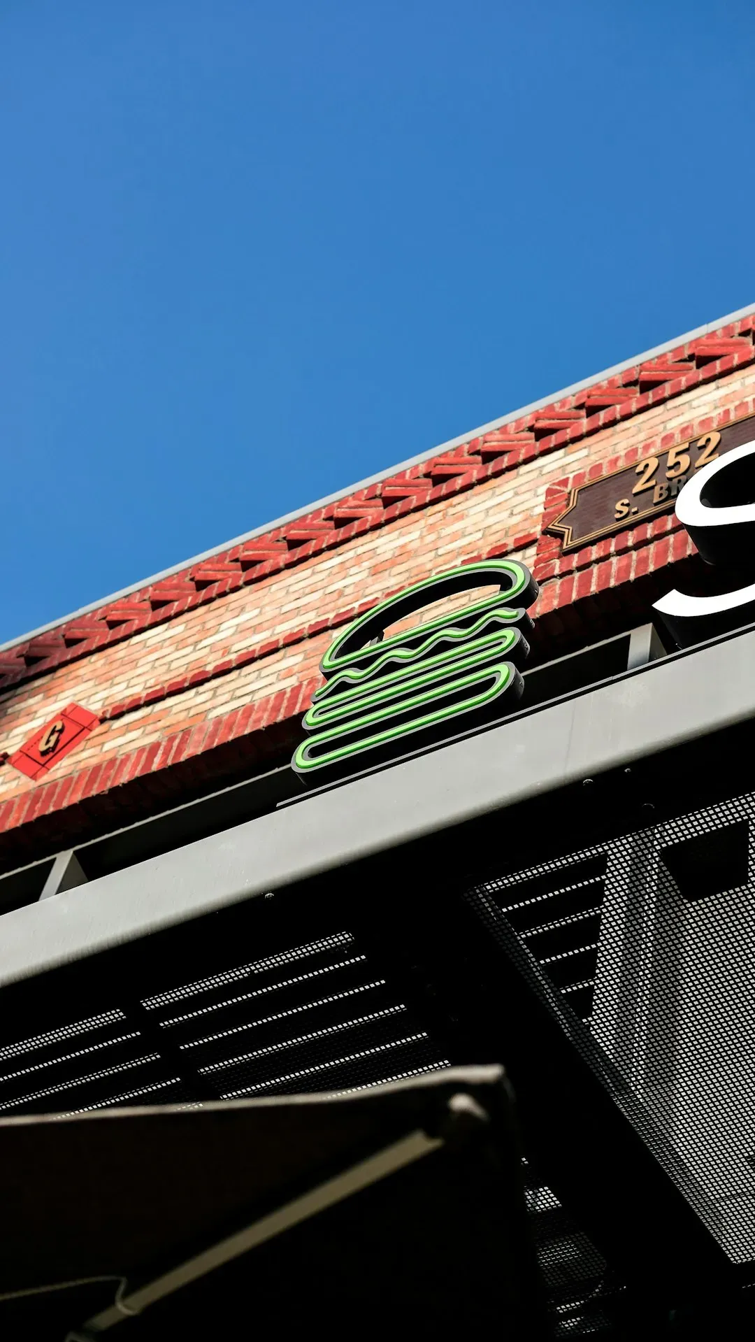 Shake Shack: the upscale contender (Image Credits: Unsplash)