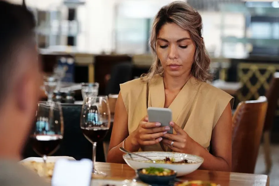 5. "Phubbing" - Snubbing the Person Across From You for Your Screen (Image Credits: Pexels)