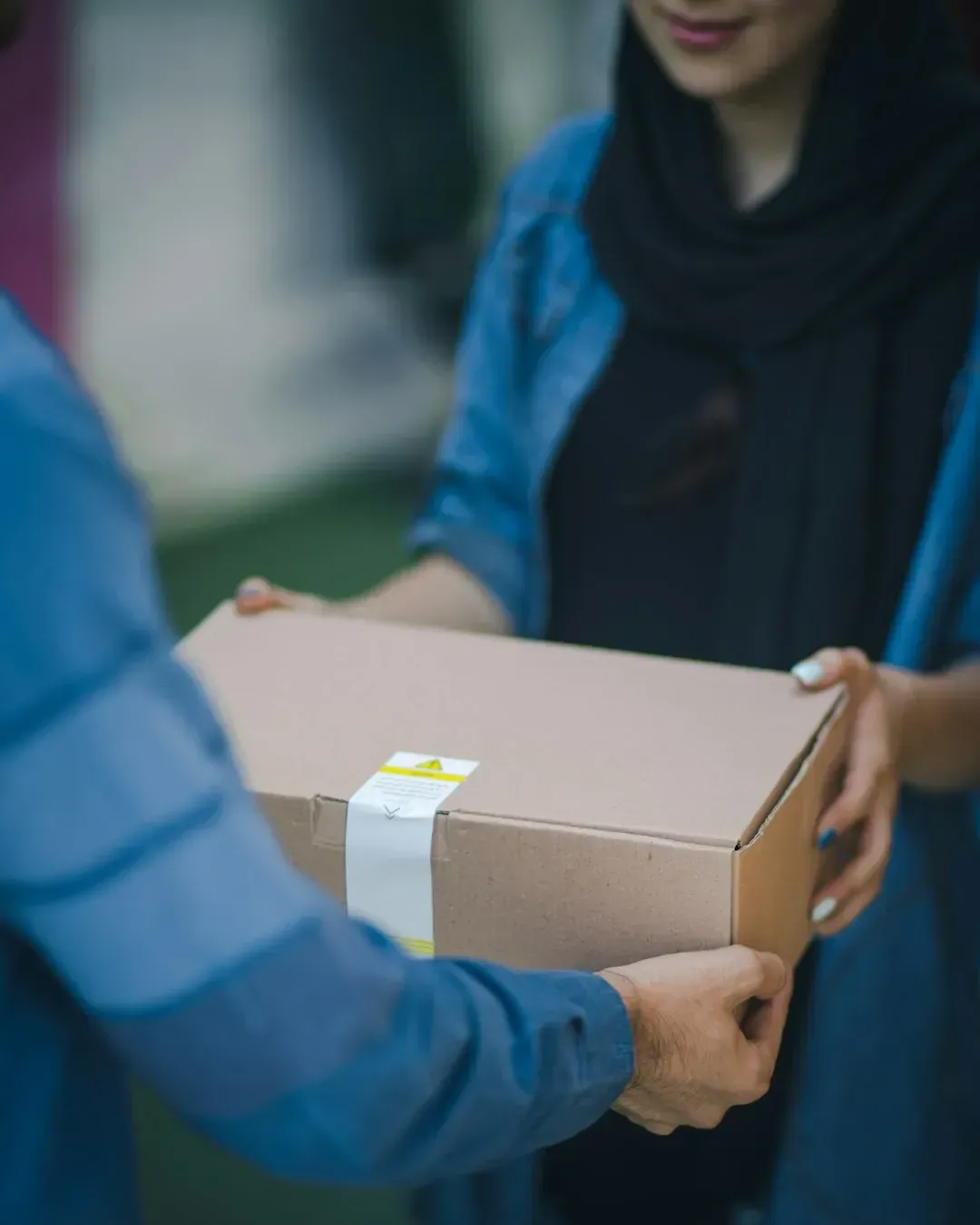 Situations That Call for a Bigger Tip, According to Drivers (Image Credits: Unsplash)