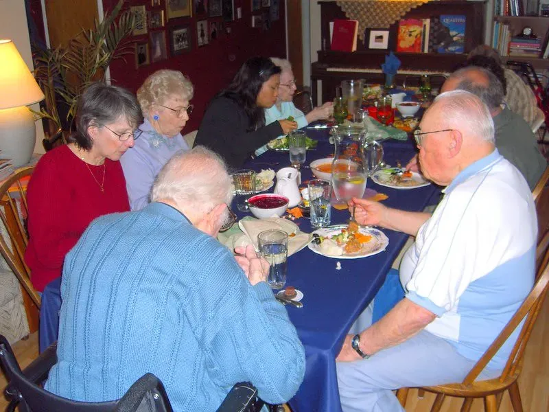 7. They use dinner to debrief, not just to eat (billac, Flickr, <a href="https://creativecommons.org/licenses/by/2.0/" target="_blank" rel="noopener">CC BY 2.0</a>)