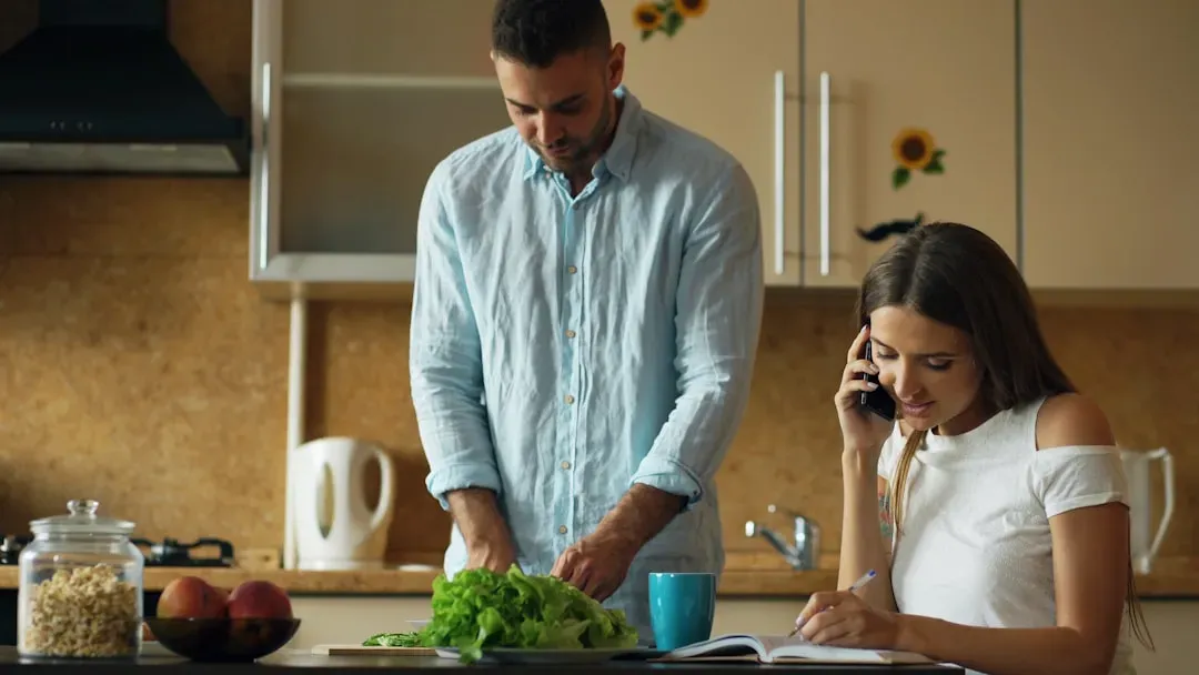 They Share Chores Without Keeping Score (Image Credits: Unsplash)