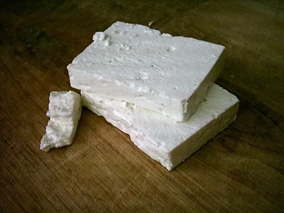 7. Feta - Strong Flavor, Serious Calcium, High Salt (Image Credits: <a href="https://commons.wikimedia.org/w/index.php?curid=50780" target="_blank" rel="noopener">CC BY-SA 3.0</a>)