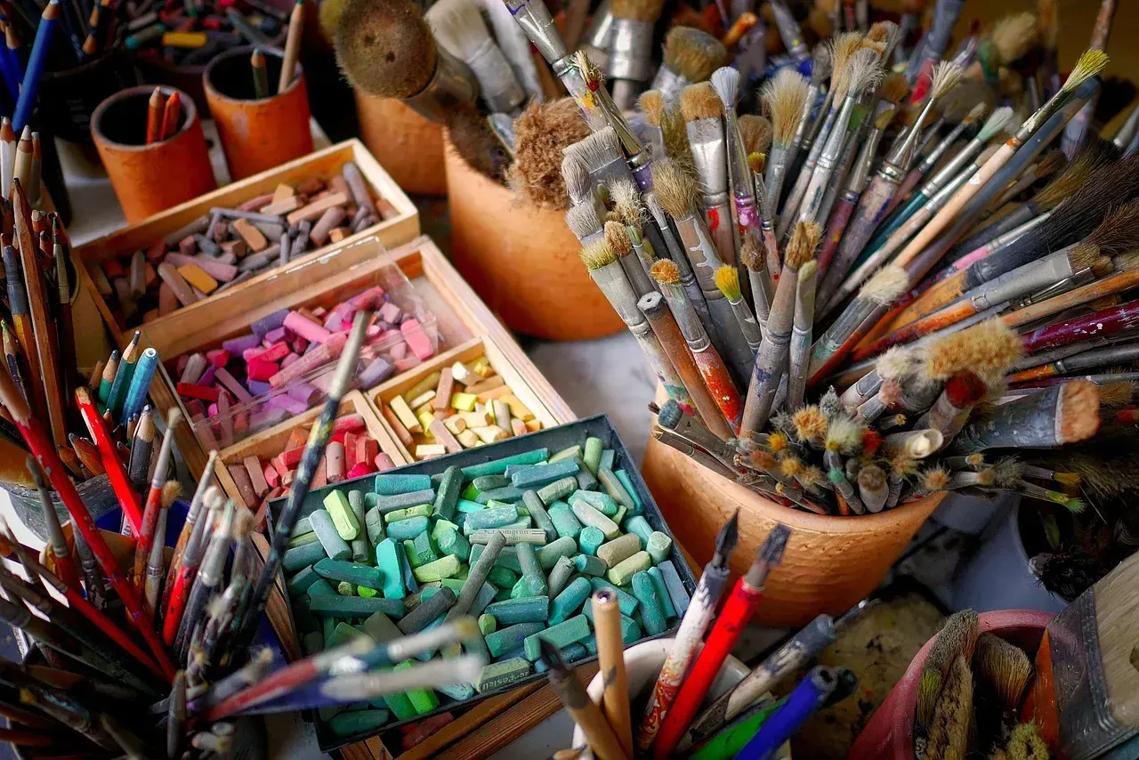 14. Set up a simple craft supply station (Image Credits: Pixabay)