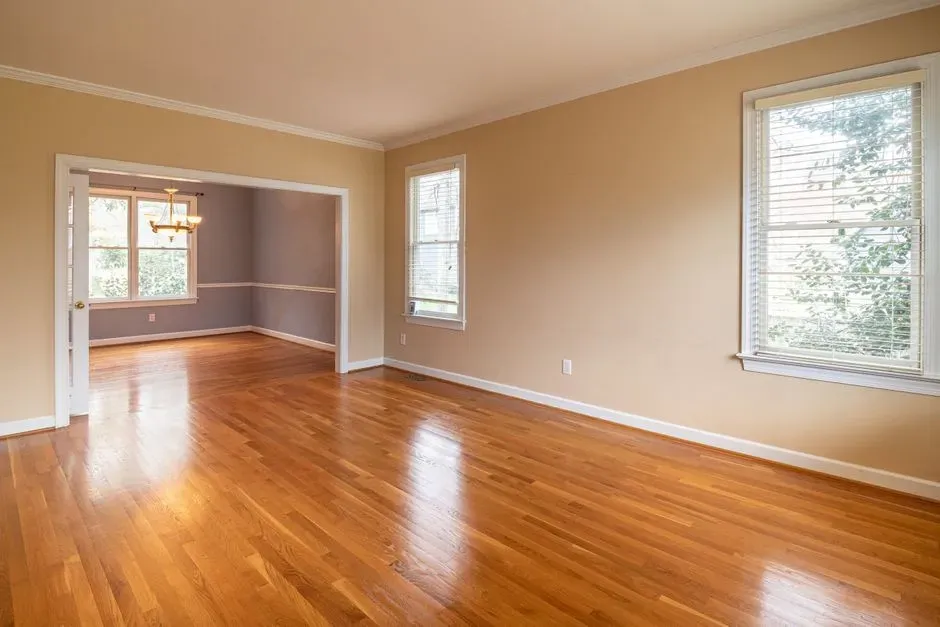 3. Wall-to-Wall Carpeting in Main Living Areas (Image Credits: Pexels)