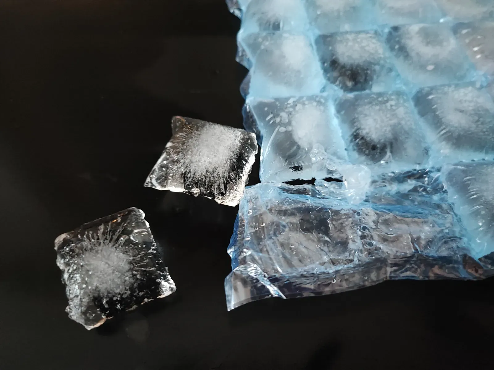 2. Bagged ice (By Alicia Fagerving, <a href="https://commons.wikimedia.org/w/index.php?curid=139829189" target="_blank" rel="noopener">CC BY-SA 4.0</a>)