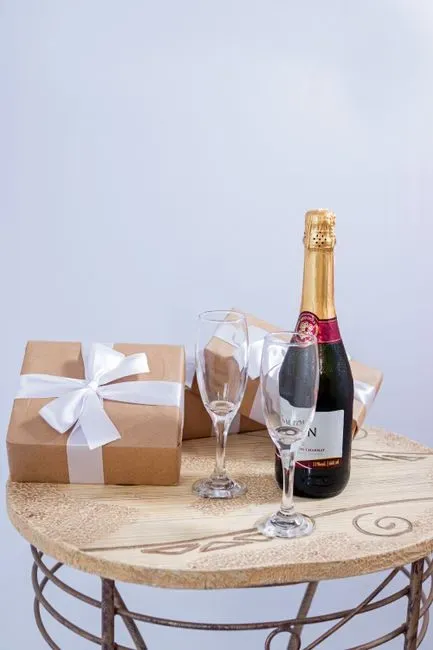 4. They never show up empty handed or overly extravagant (Image Credits: Pexels)
