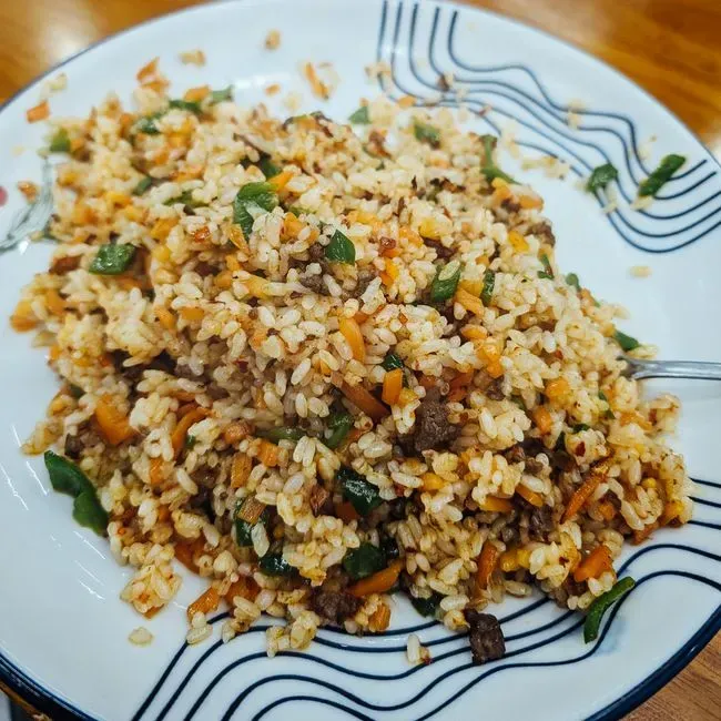Fried rice built entirely from leftovers (Image Credits: Pexels)
