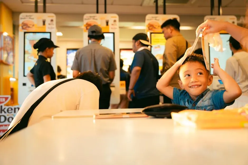 10. Treating Restaurant or Store Staff as Props in Parenting Moments (Image Credits: Pexels)