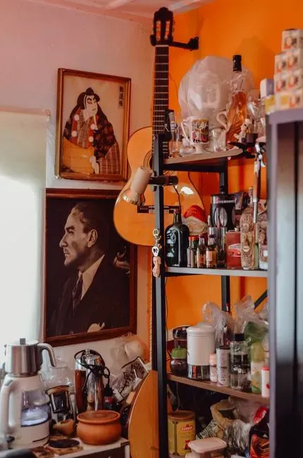 15. Sentimental knickknacks displayed without limits (Image Credits: Pexels)